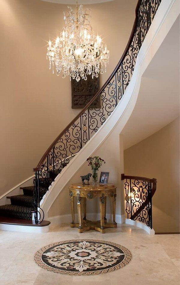 den chum giua cau thang