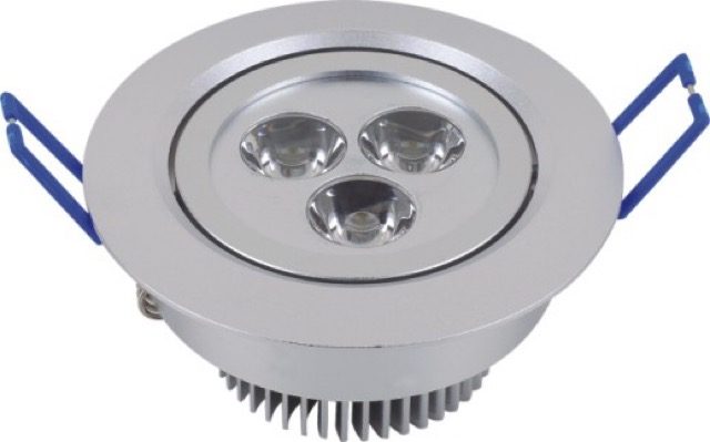 Den downlight co huong chieu sang tu tren xuong
