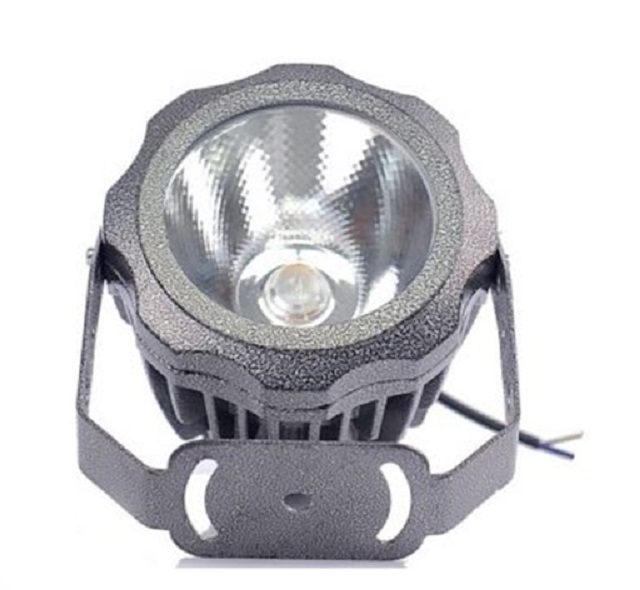 Den pha led chieu cot HLF8 lam noi bat cac tam bien quang cao tuong dai cac cong trinh