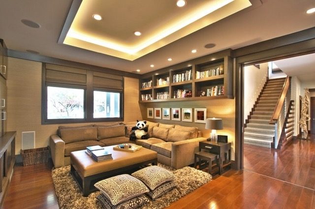 Khong gian phong khach vua am cung vua hien dai voi den downlight am tran