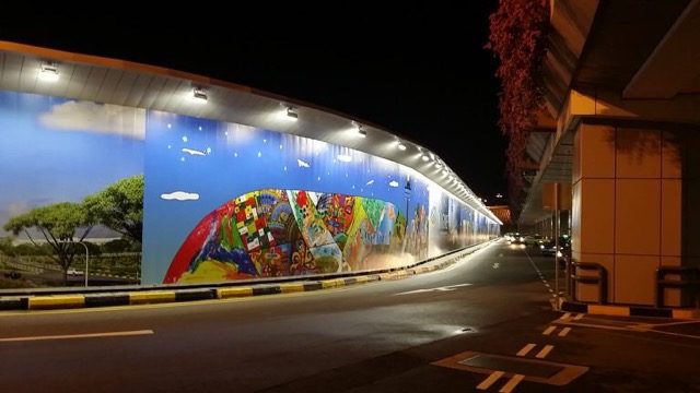 Nho den pha led voi anh sang trang cac bien quang cao tro nen thu hut hon